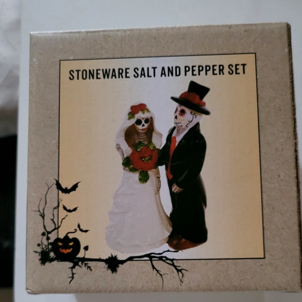 NWOT Cracker Barrel Halloween Costumes White and Black